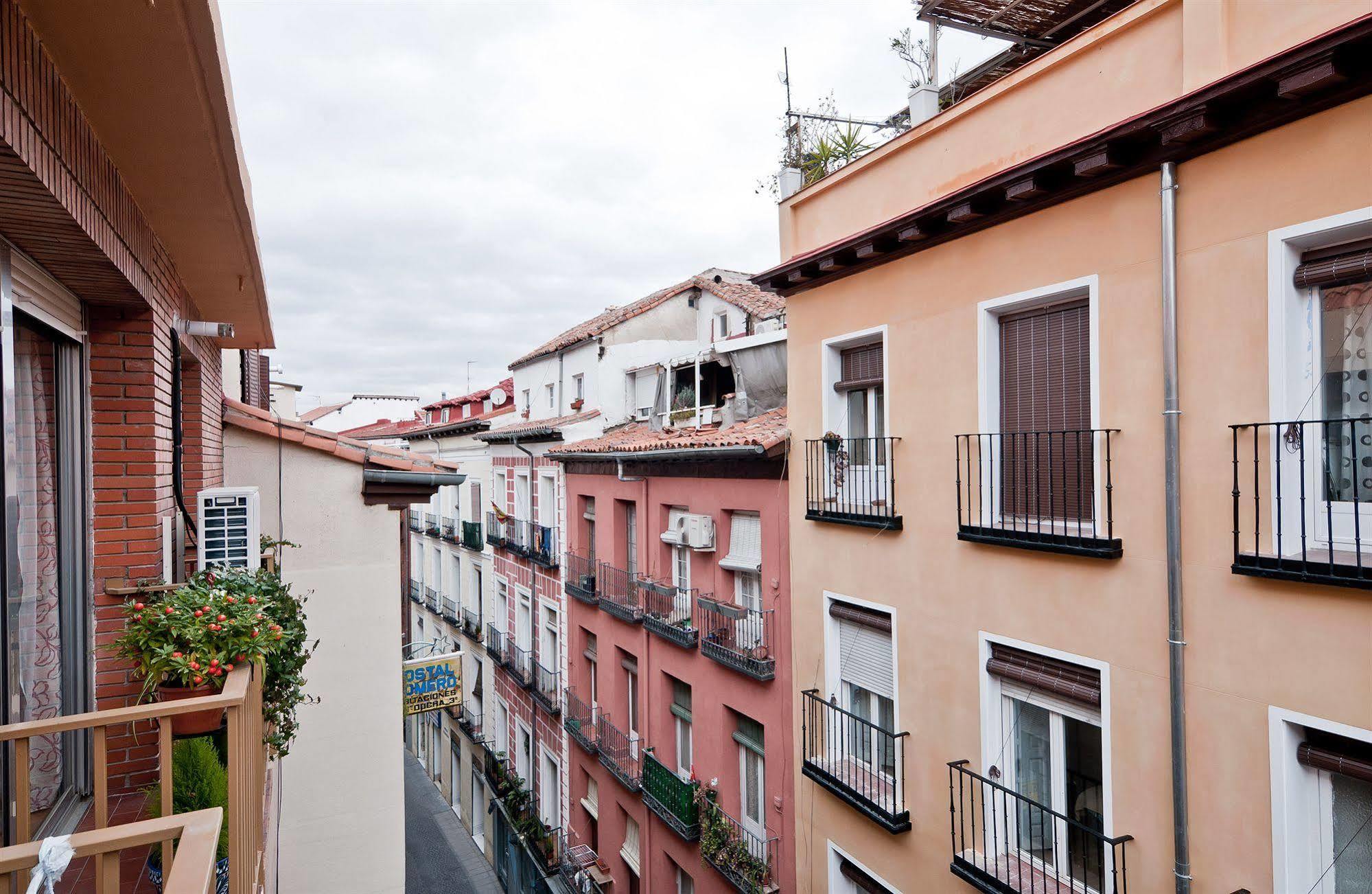 Apartamentos Aqui Me Quedo Madrid Esterno foto