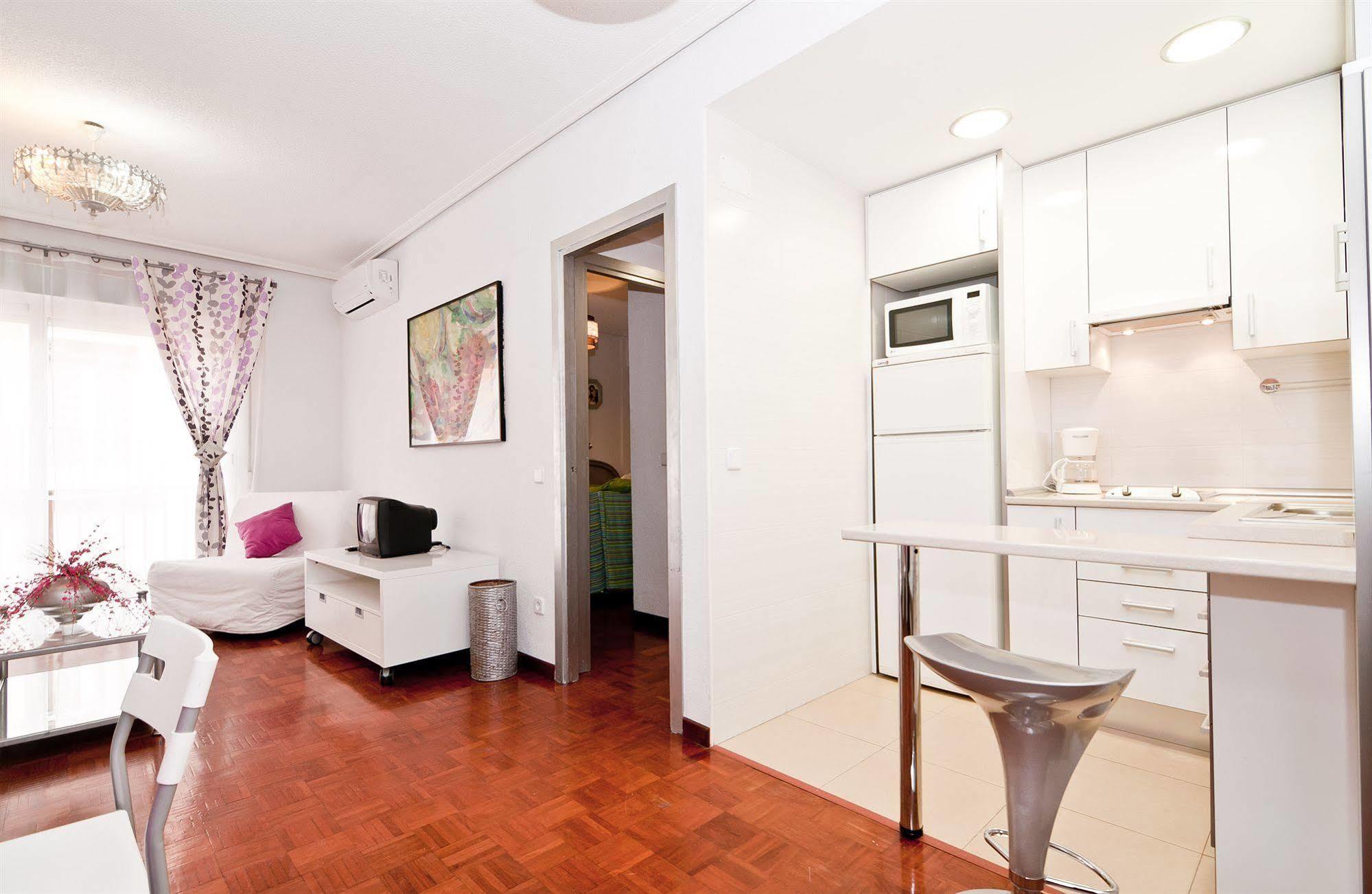 Apartamentos Aqui Me Quedo Madrid Esterno foto