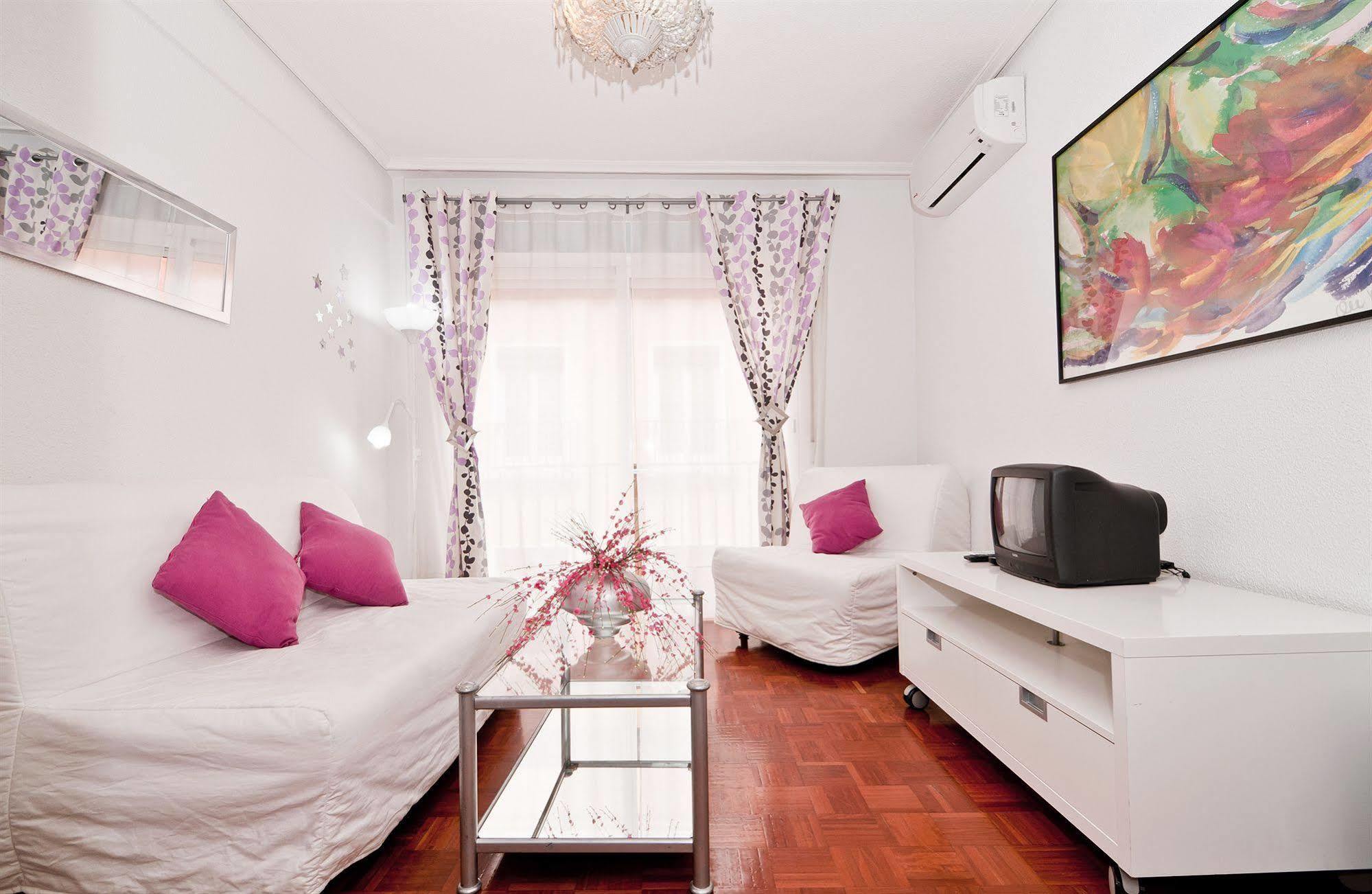 Apartamentos Aqui Me Quedo Madrid Esterno foto