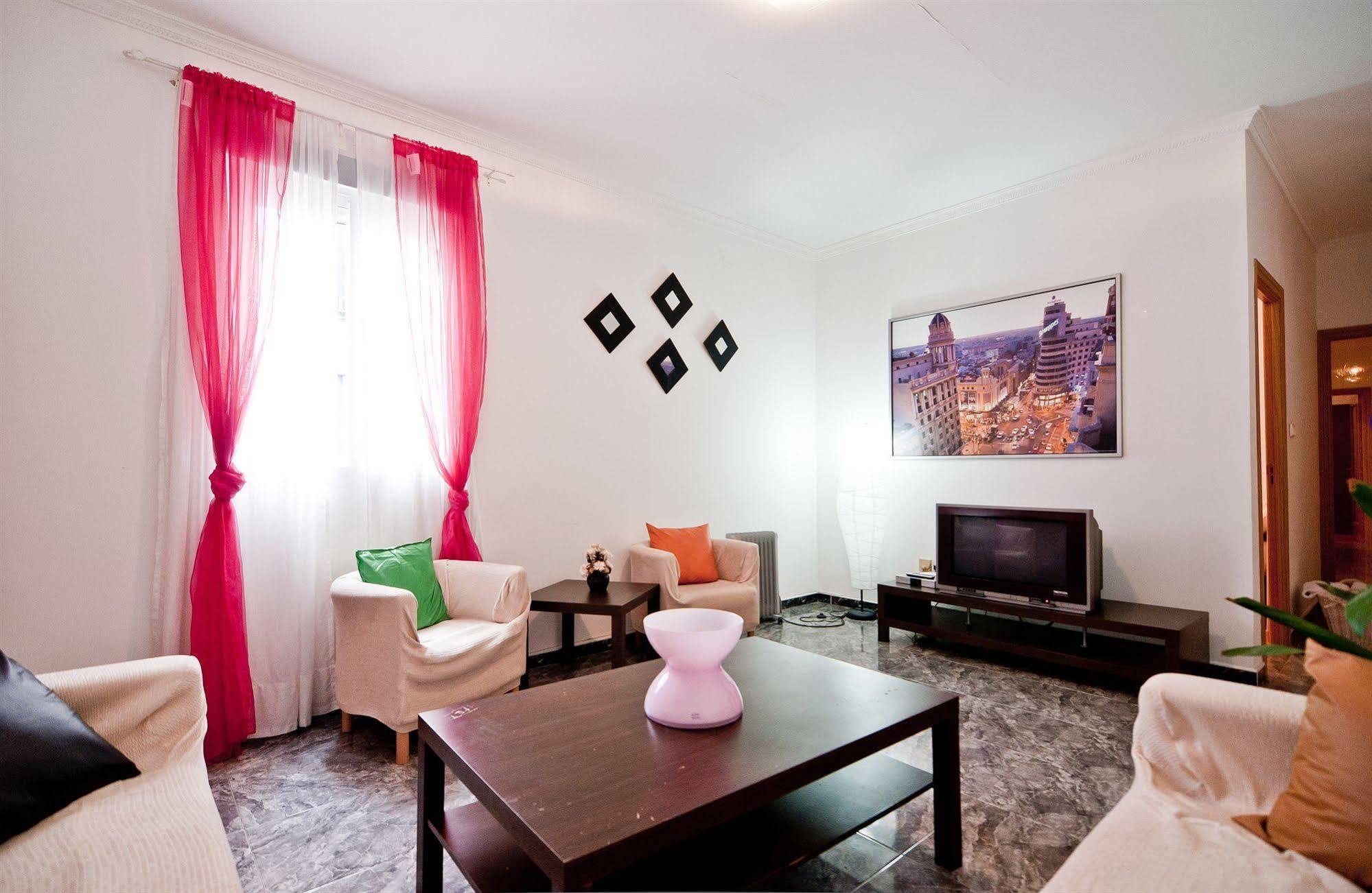 Apartamentos Aqui Me Quedo Madrid Esterno foto