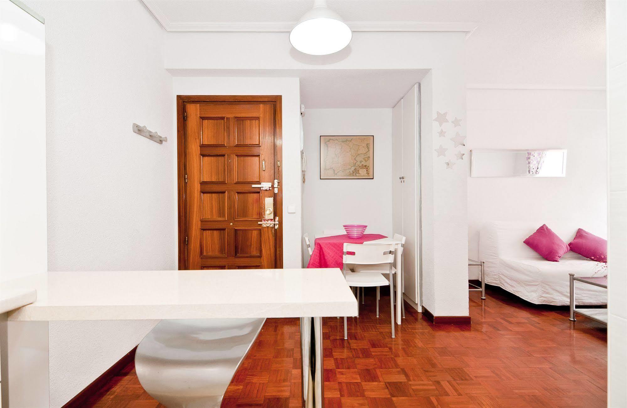 Apartamentos Aqui Me Quedo Madrid Esterno foto