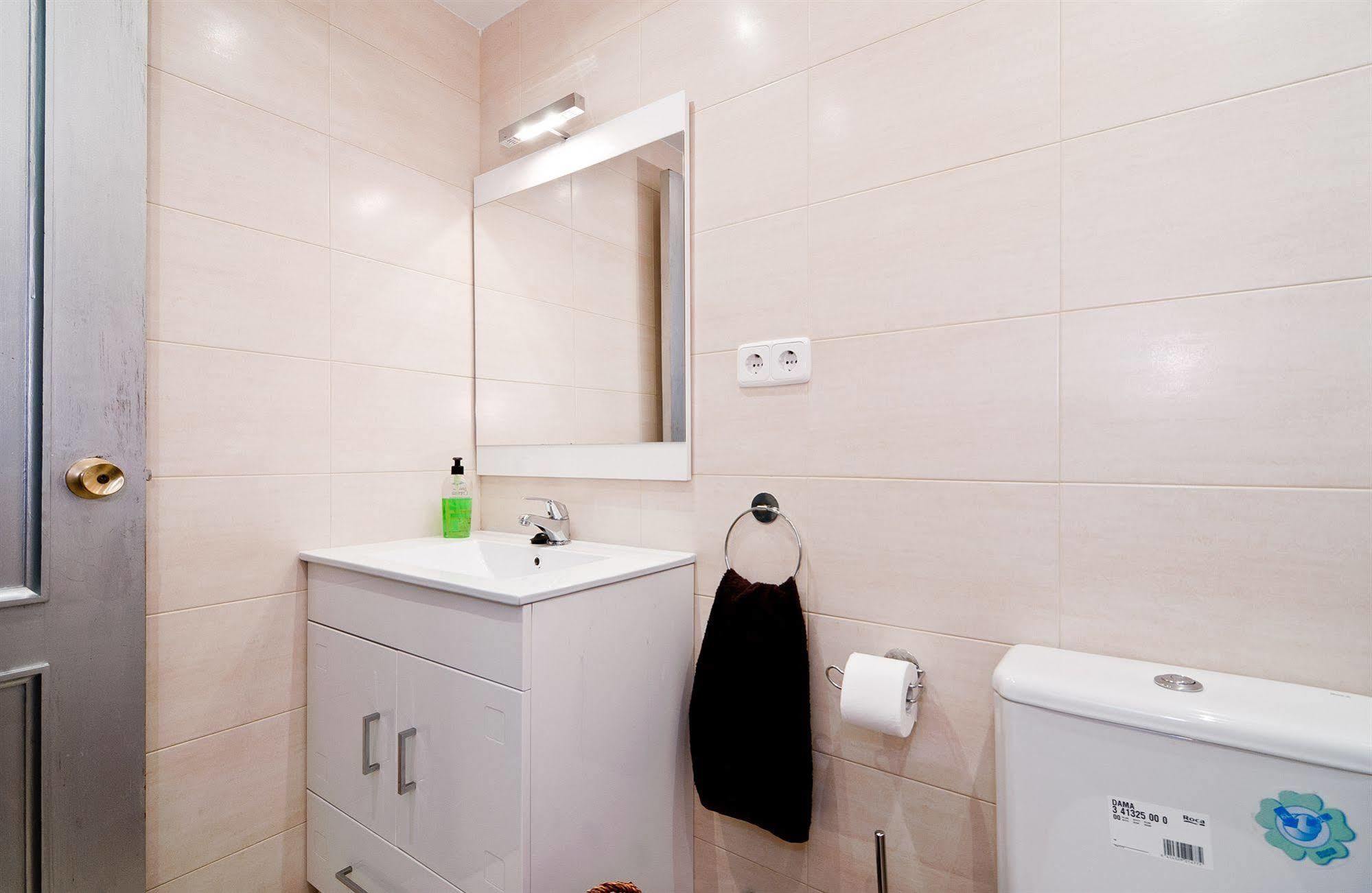 Apartamentos Aqui Me Quedo Madrid Esterno foto