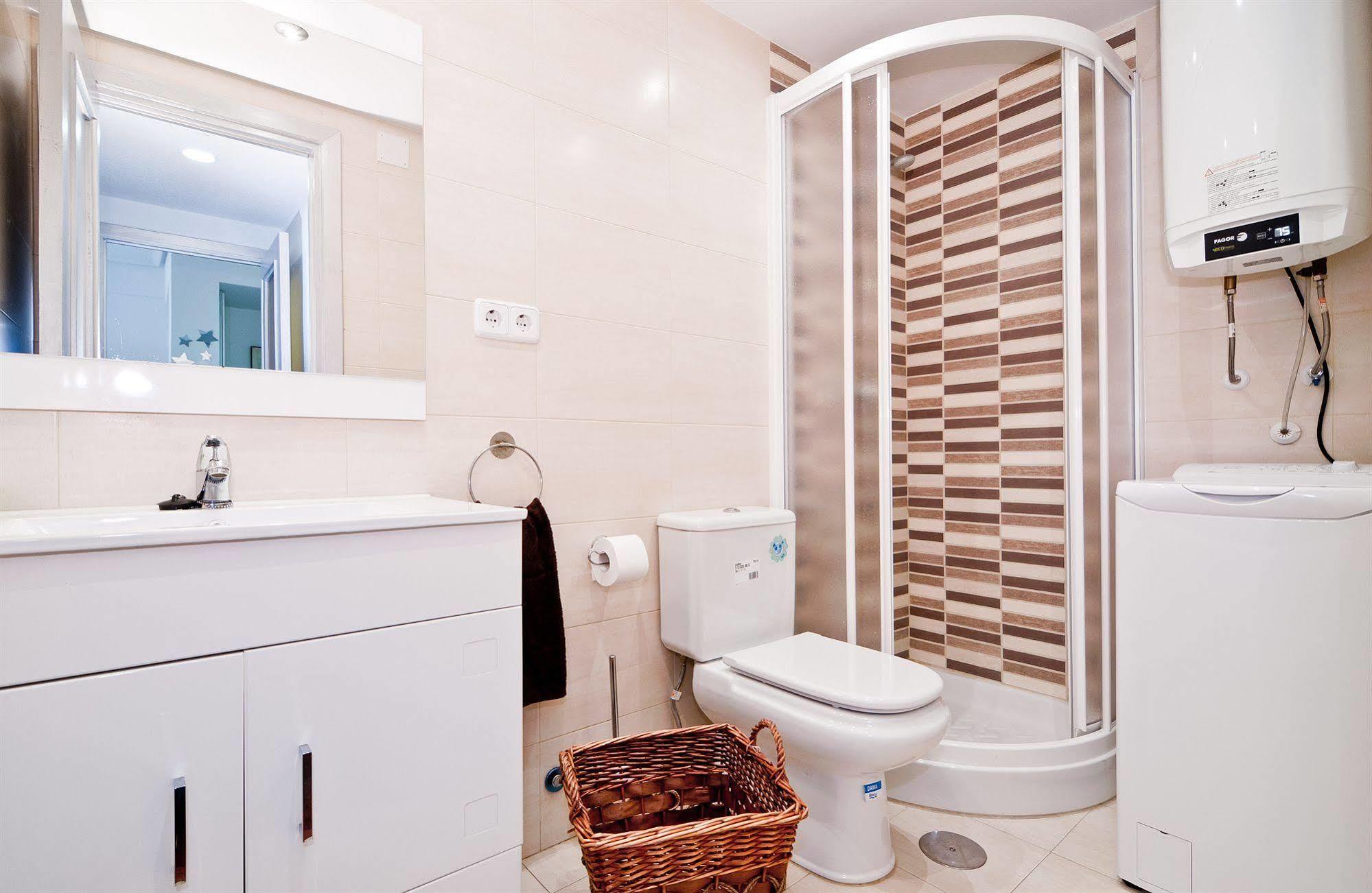 Apartamentos Aqui Me Quedo Madrid Esterno foto